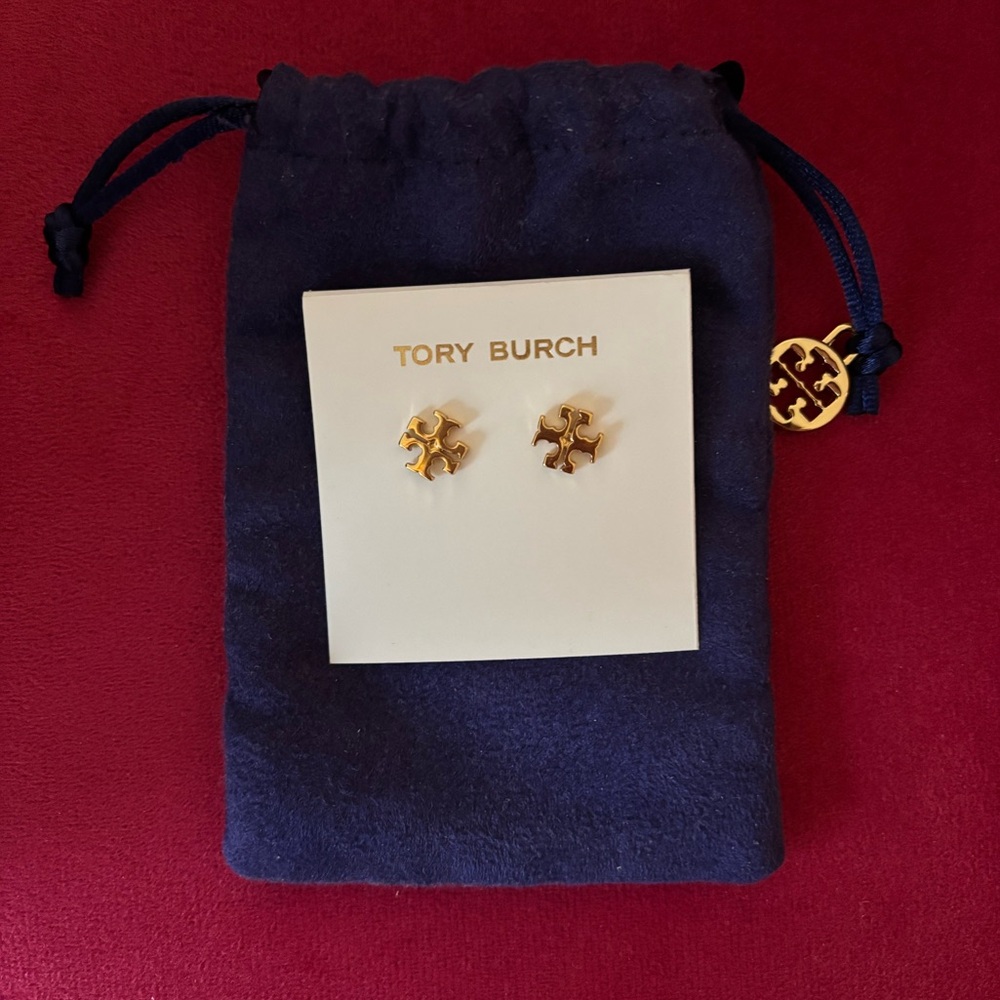 BNWT Tory Burch Logo Stud Earrings in Tory gold